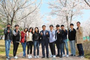 FPEL group photo of cherry blossom day 이미지